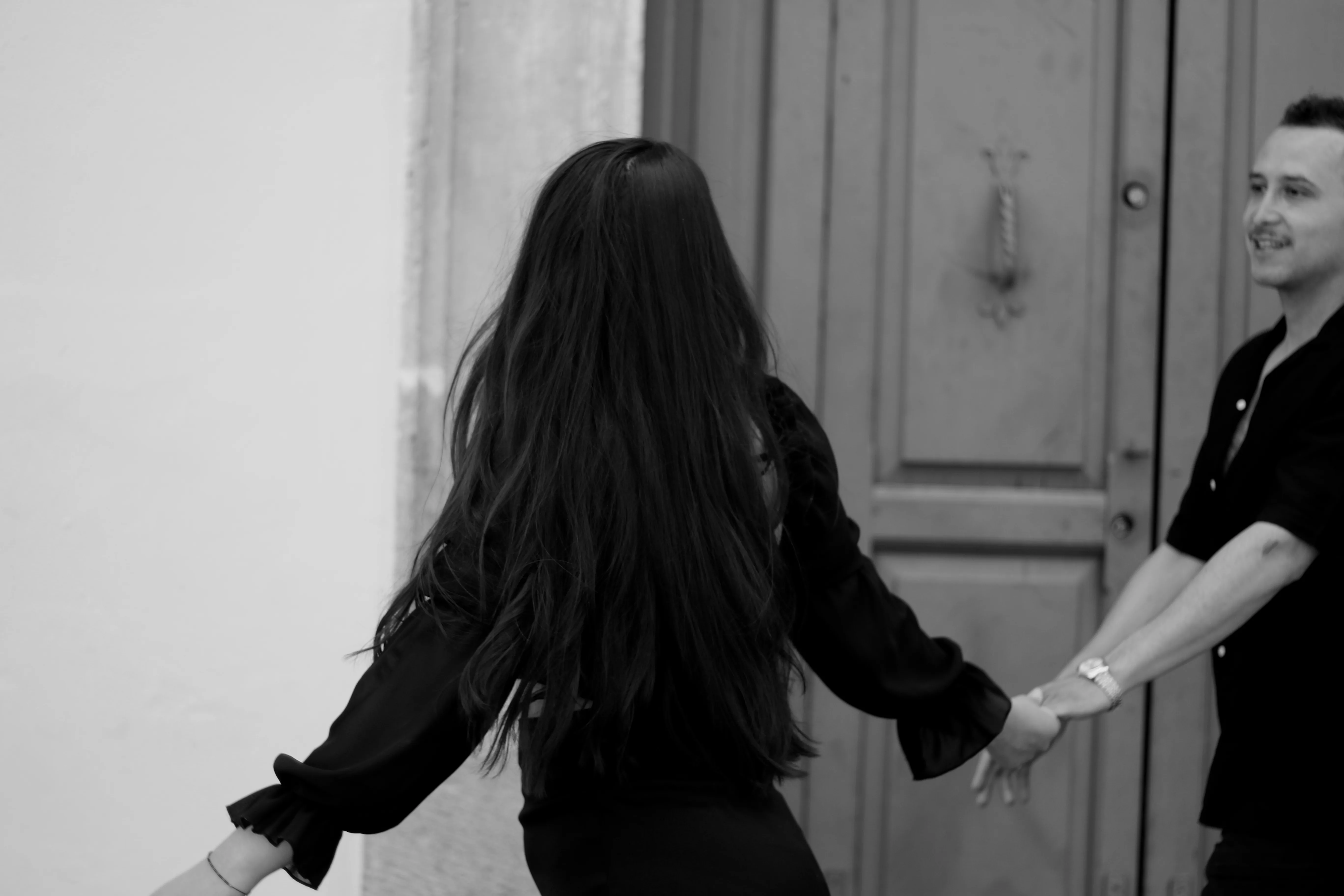 Marce corriendo hacia Wilbert en una escena espontánea en blanco y negro