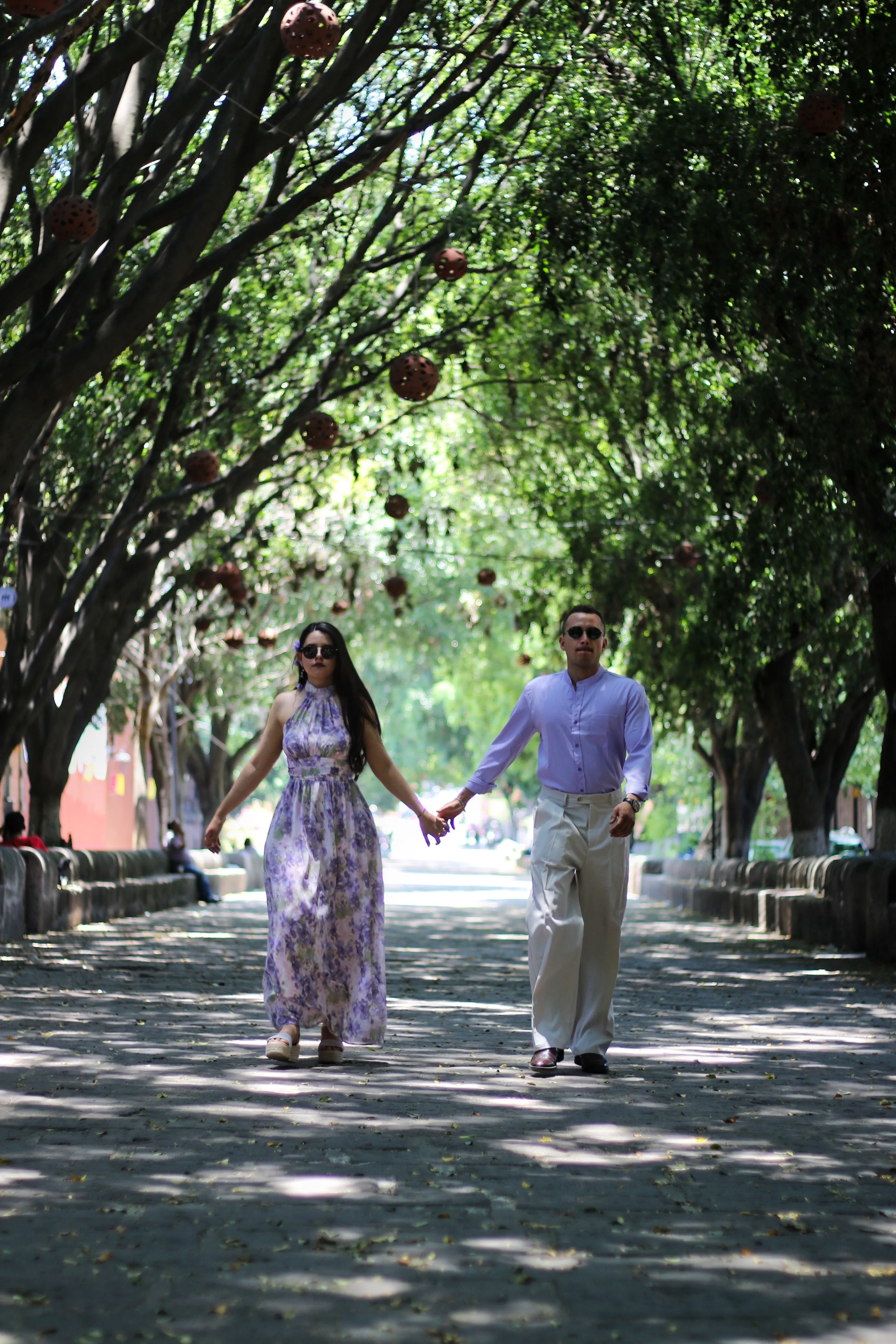 Marce y Wilbert a punto de besarse frente a una puerta de piedra